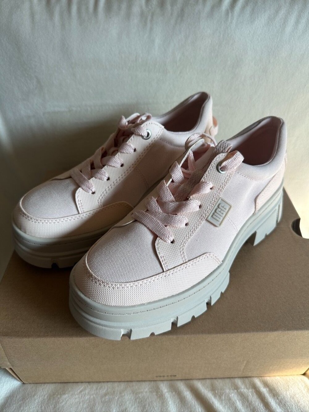 NIB! UGG Ashton Hybrid Platform Sneakers Shoes SZ 7 In Beige Pink Chunky Combat